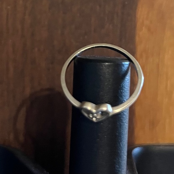 Solitaire accent Diamond heart white gold ring - Picture 5 of 8